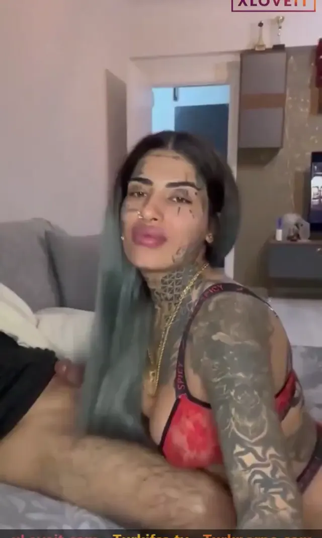 Raperin Yılmaz Pornosu Dizlerinin üstüne çöküp yarrak yaladı — Raperin Yılmaz — Amatör Porno · sahne 2