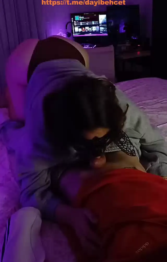 Sakso video Loura tokmakçısına kısa bir oral yaptı — Amatör Porno · sahne 1