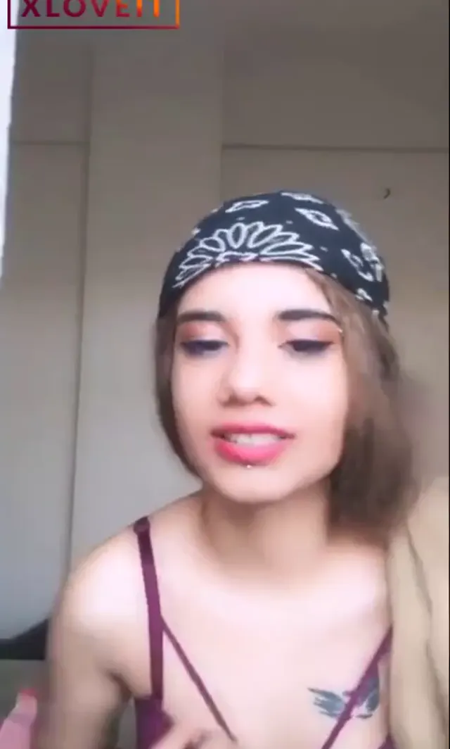 Saksoyla boşaltmaya çalışıyor ama olmuyor — Amatör Porno · sahne 2