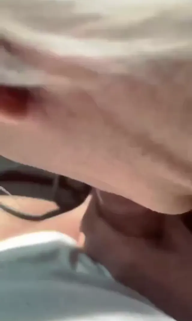 Sarışın Mercedes arabada yarrağı sömürdü — Amatör Porno · sahne 3