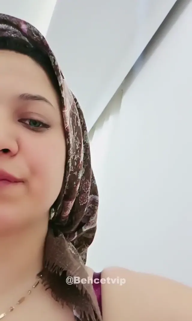 Selfi ifşa Türbanlı hatun sütyenle — Canlı Yayınlar · sahne 3
