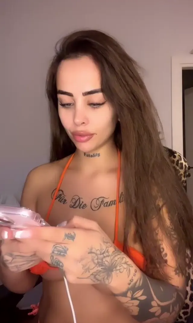 Shawty ifşa Turuncu bikinili canlı yayınını seyret — Shawty — Canlı Yayınlar · sahne 2