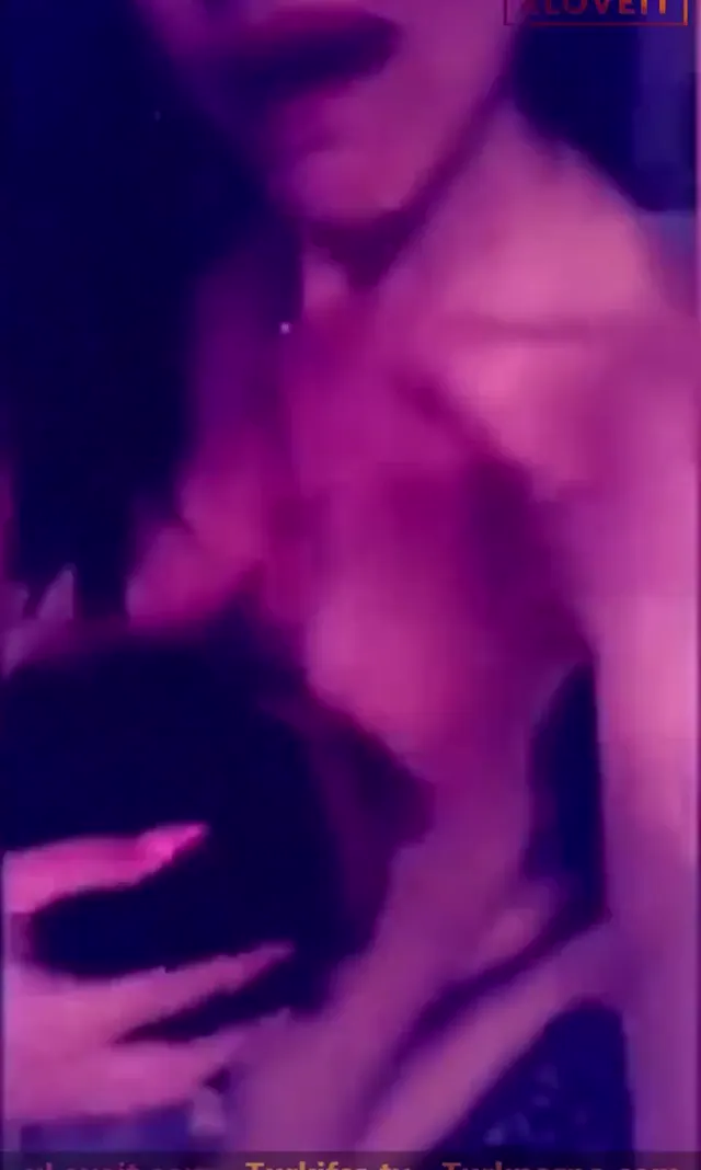 Narin Esmersoy ifşa Genç elemana kucakta meme yalattı — Narin Esmersoy — Türk ifşa · sahne 2