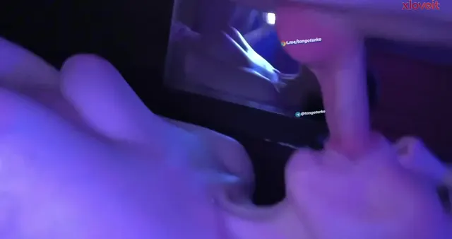 Suzan yarrağı yalayıp amına yerleştirdi — Mobil Porno · sahne 1