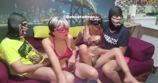 Swinger — Swinger Porno Ndytaha Stripchat yayında sakso çektiler · sahne 2