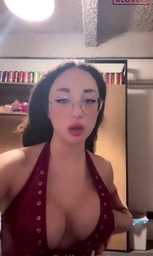 Tango Ayla ifşa Kıvırcık kız büyük memelerini avuçladı — Tango Ayla — Canlı Yayınlar · sahne 2