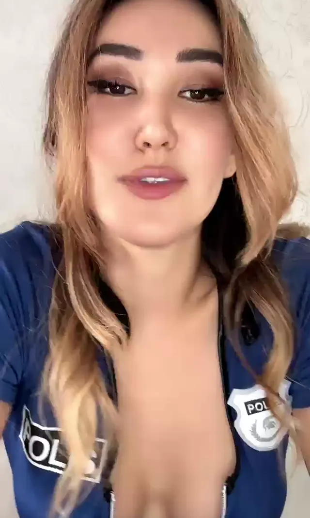 Jasmine ifşa Sexy Polis kostümlü yayın yaptı — Tango Jasmine — Canlı Yayınlar · sahne 3