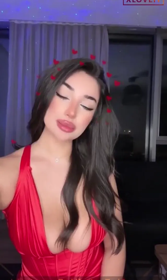 Pınar Kaygusuz ifşa Güzel hatundan meme dekolteli yayın — Canlı Yayınlar · sahne 3