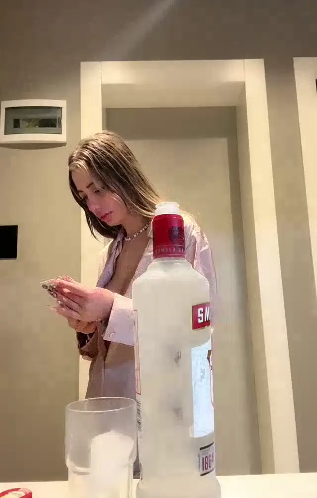 Tango Poine ifşa Smirnoff vodkalı canlı yayınını seyret — Tango Poine — Bedava Porno · sahne 3