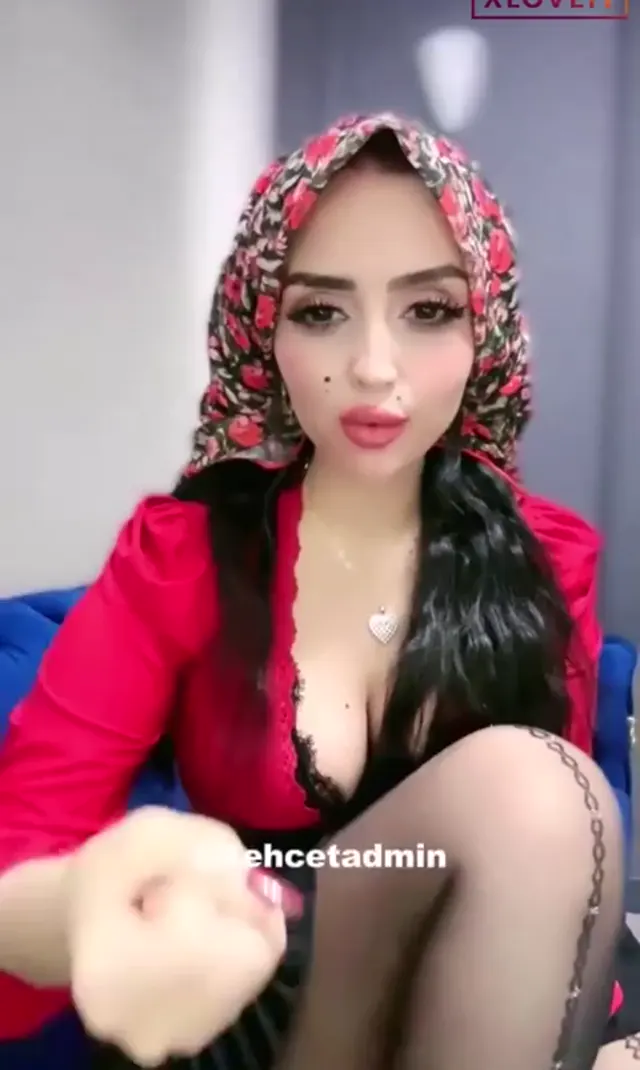 Türbanlı Kız — Türbanlı Kız ifşa Göğüs dekolteli yarım saatlik yayını · sahne 1