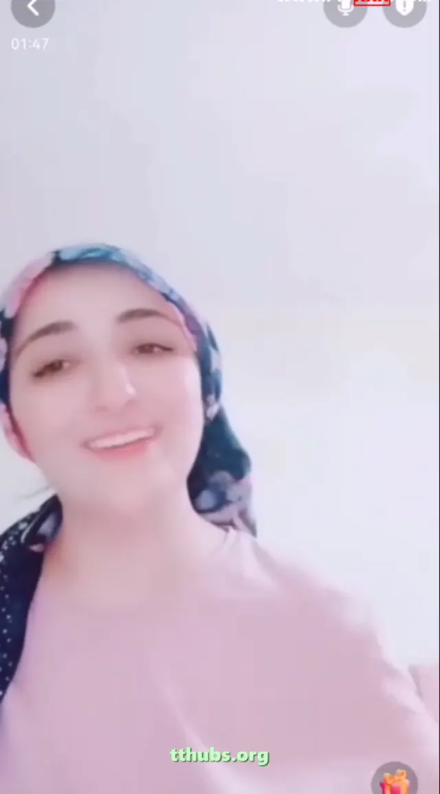 Türbanlı köylü kızı, sevgilisine görüntülü olarak memlerini gösteriyor - Porno Video — Türk ifşa · sahne 2
