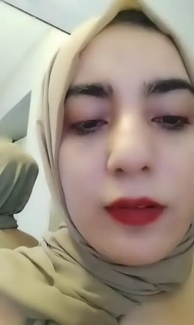 Türbanlı Öğretmen ifşa özel videolar için banyoyu kullandı — Türbanlı Öğretmen — Canlı Yayınlar · sahne 3