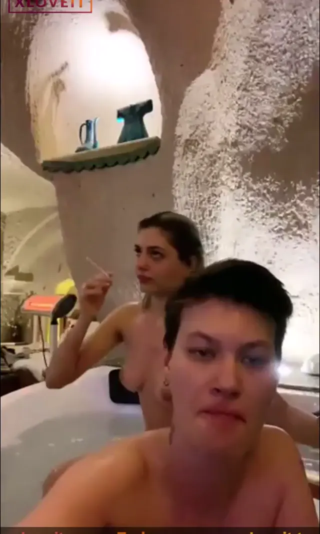 Türk Lezbiyen çiftin jakuzide sevişmesi — Konulu Porno · sahne 1