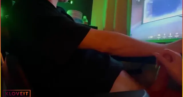 Valorant oynayan sevgilisine 31 çekiyor — Amatör Porno · sahne 3