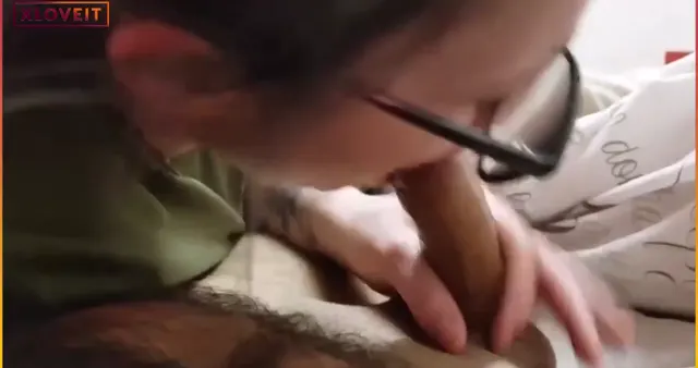 Yaramaz kız sakso gözlüklü — Amatör Porno · sahne 2