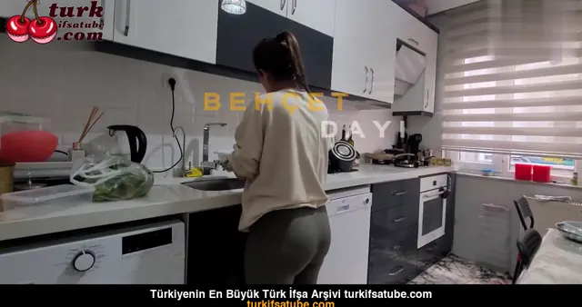Zeynep Tumbekin Ciplak Kardesi Katilimcisi 10 Youtuber Videoyu Gosteriyor — Türk ifşa · sahne 3