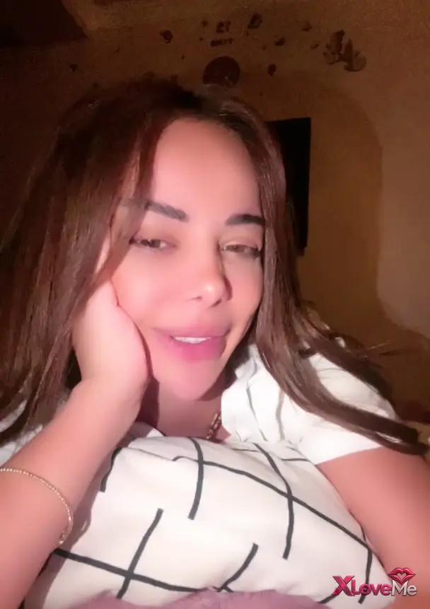 Türk ifşa — Babe ifşa Güzel kız dayanamayıp meme amcık gösterdi