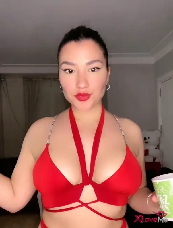 Burcu Yıldız ifşa Kırmızı elbiesiyle canlı yayında — Burcu Yıldız
