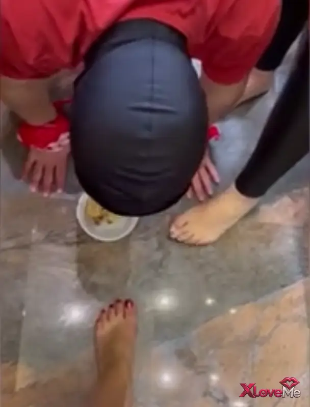 Fetiş Porno — Dilek Kaya ifşa Elleri kelepçeli köleye eziyet etti — Dilek Kaya