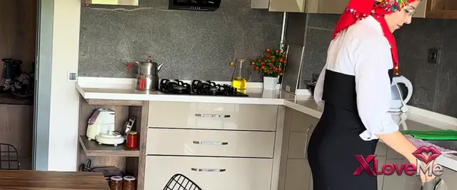 Bedava Porno — Fatma ile her telden ifşa Mutfak tezgahını tertemiz yaptı — Fatma ile Her Telden