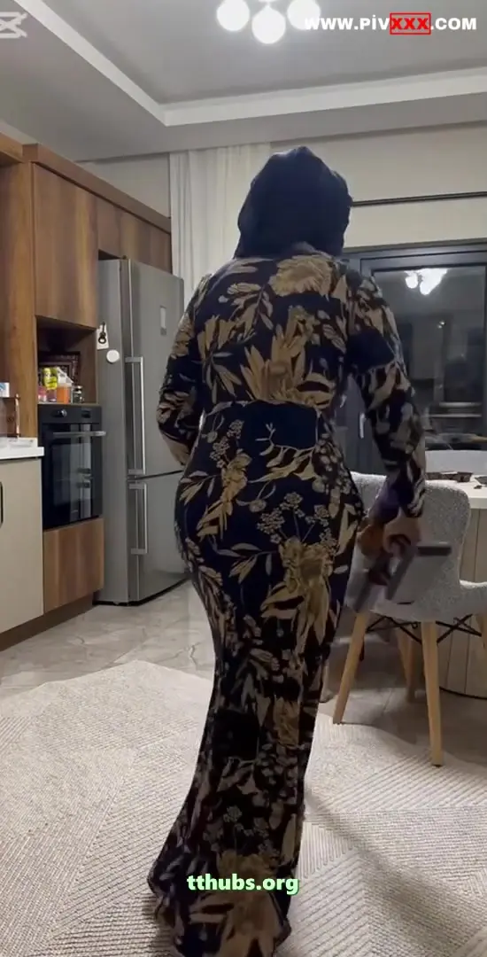 Fatma'nın Süpürgeyle Dansı – Kalçasını Dom Gibi Sallıyor