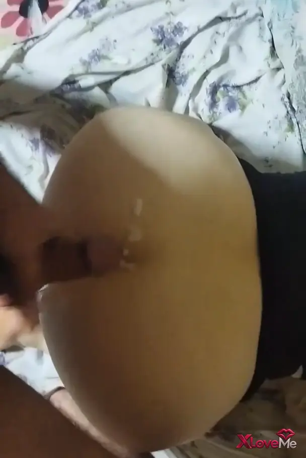 Güzel götlü karısını sikip kalçasını dölledi