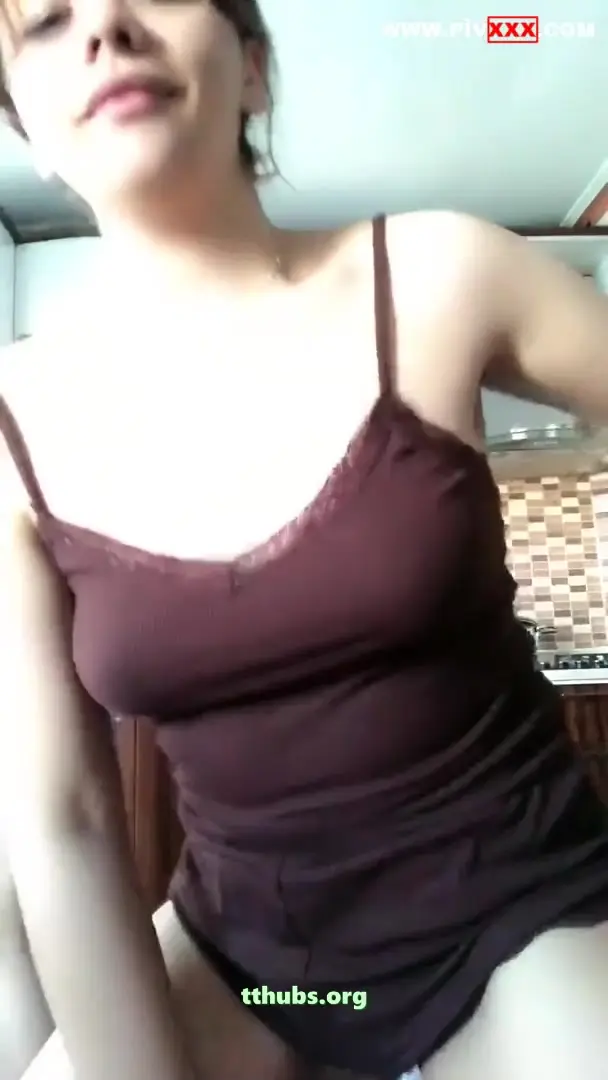 Güzel kızlar yayında, izleyici abaza erkeklere kalçalarını ve memlerini gösterdiler. - Porno Video