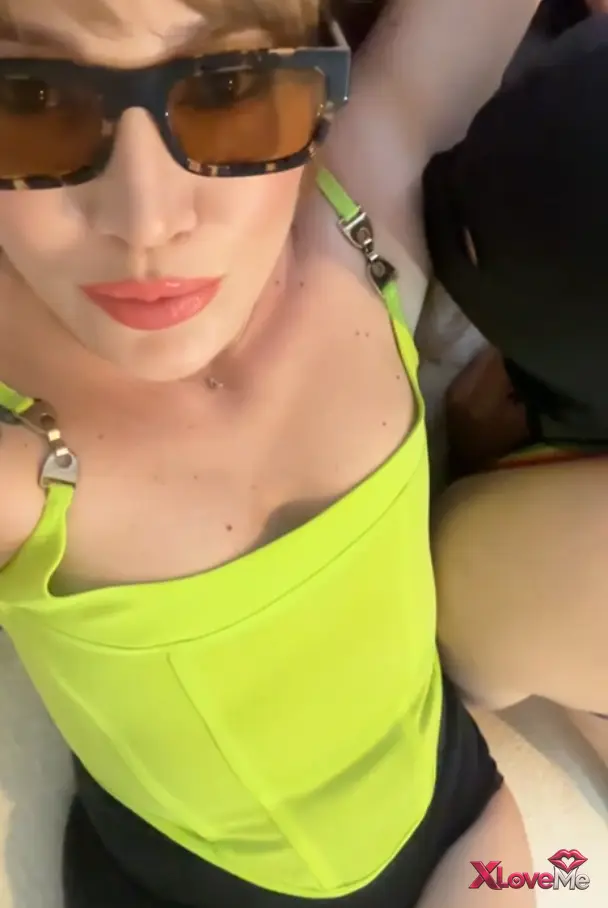 Koltuk altı fetiş Mistress Merve kölesine koltukaltı yalattı — Mistress Merve