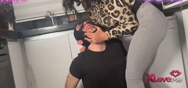 Mistress Afitap ifşa Kız arkadaşıyla birlikte kölesinin sikine tekme attı — Mistress Afitap Sultan