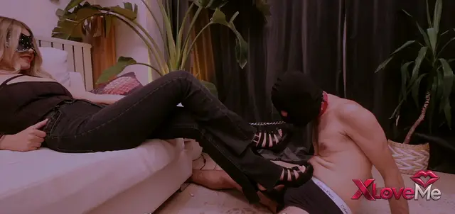 Sahibe Porno — Mistress Ayeste ifşa Kölesine tekmeleyerek eziyet etti — Mistress Ayeste