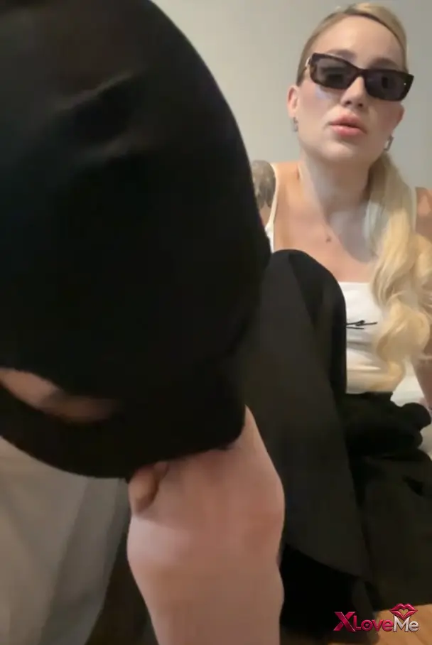 Reklamsız Porno — Mistress Merve ifşa Kölesi ayak parmaklarına muamele yaptı — Mistress Merve