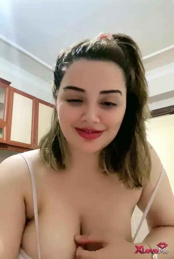 Mona ifşa Büyük memeli kızdan yayın izle
