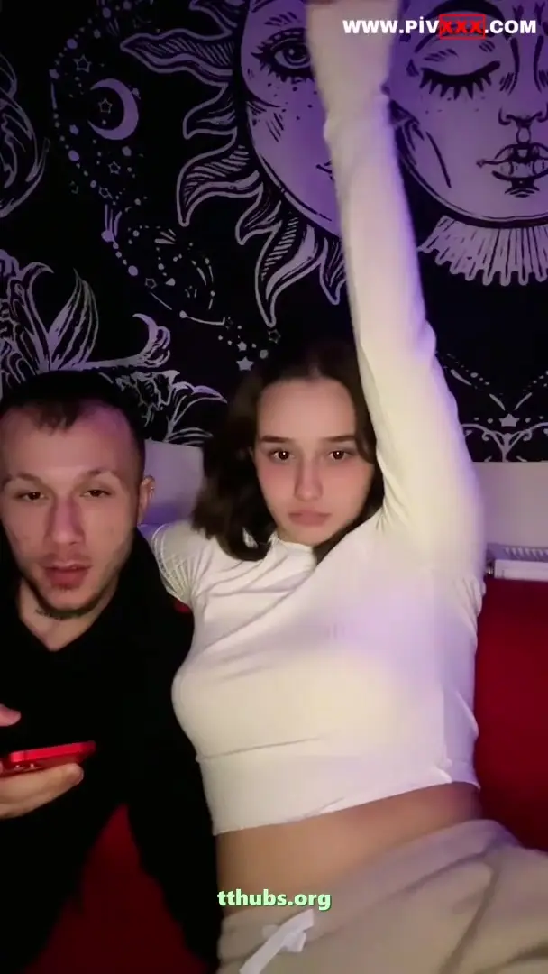 Sevgililer — Naz elbir sevgilisiyle öpüşürken kameraya bakıyor - Porno Video — Naz Elbir