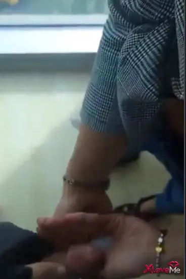 Türbanlı İfşa — Ofiste Türbanlı temizlikçiyi sikip avucuna boşaldı