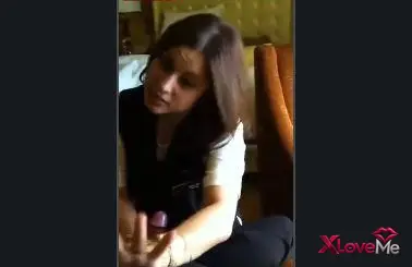 Otel çalışanına sakso çektiriyor