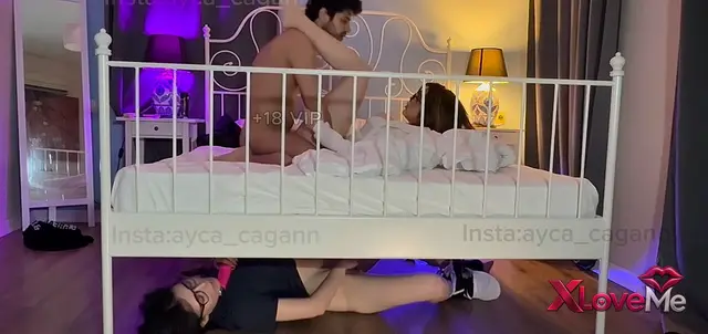 Porno Film Acnoctem yatakta sikişirken Zeynep Çağış altında amcık parmakladı — Acnoctem