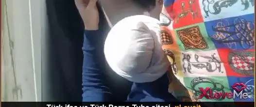 Türbanlı Porno Arabada sakso kenara çekip sikiş