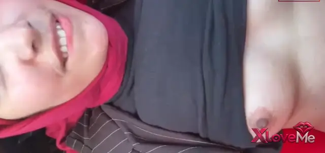 Tesettürlü — Türbanlı Porno HD Olgun kadın arabada sert sikildi