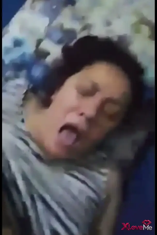 Yaşlı Adam Porno — Yaşlı kadının güzel amını bağırtarak sikişini bedava izle