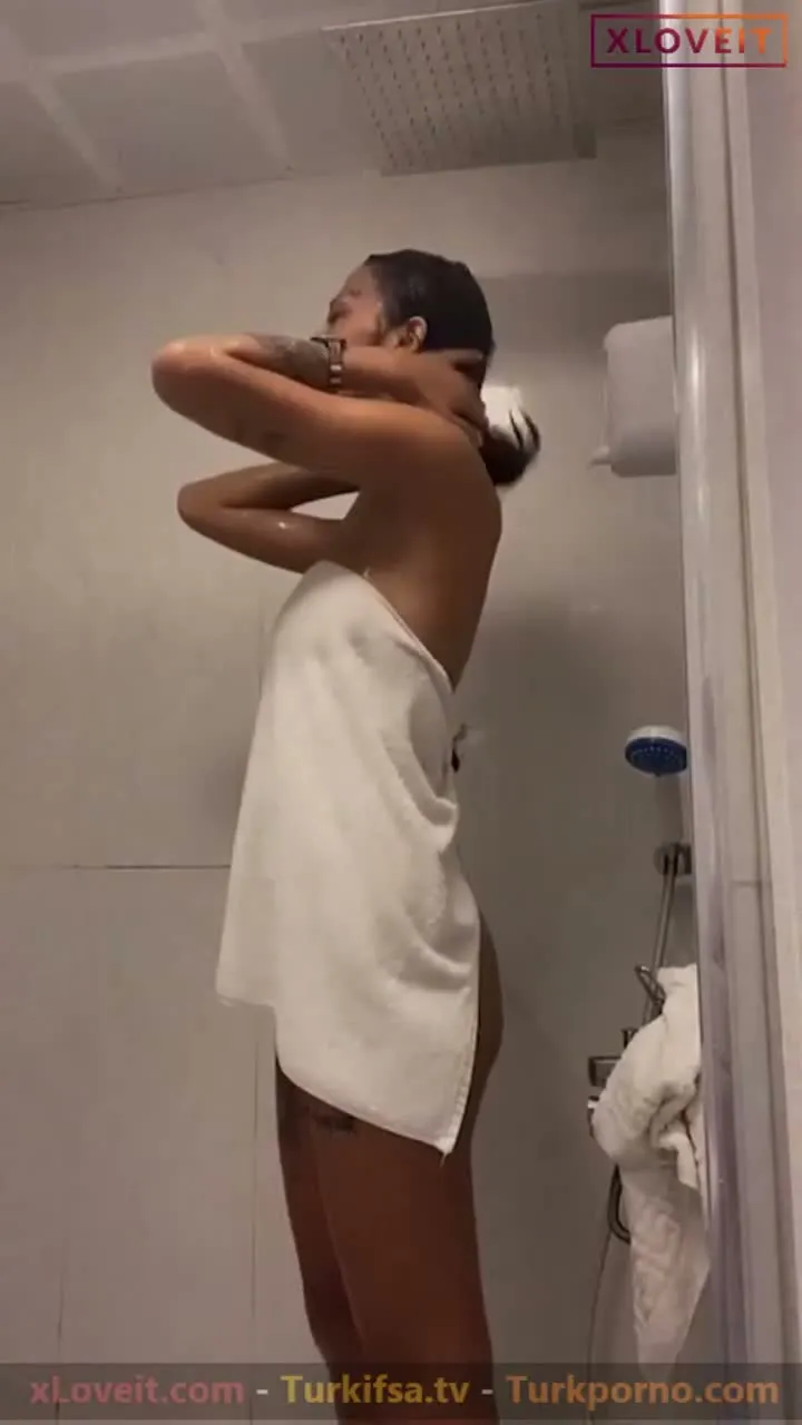 Gizem Aksu ifşa Esmer Seksi hatun yayında duşa girdi — Gizem Aksu — Canlı Yayınlar