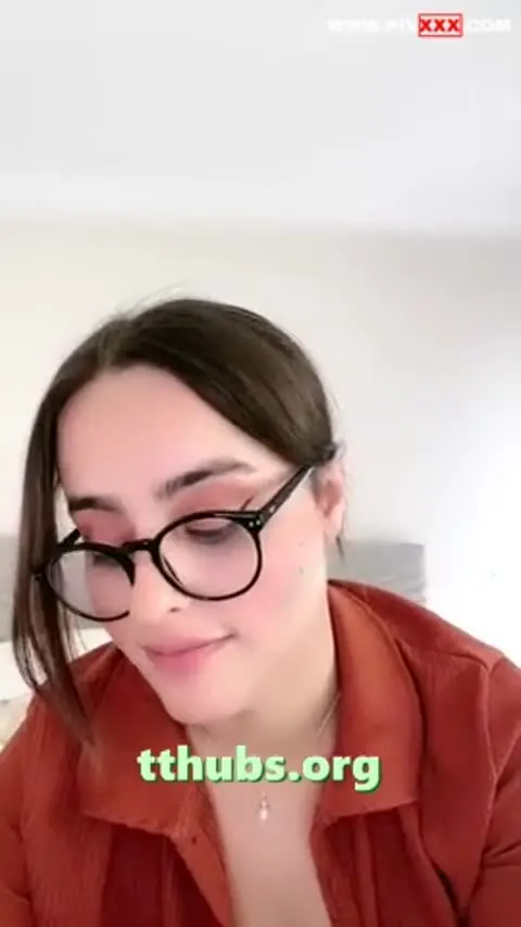 Gözlüklü esmer yatakta soyunup inliyor - Porno Video — Gözlüklü — Türk ifşa