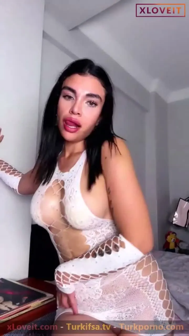 Tango Gamzelim ifşa beyaz dantelli elbisesiyle yayın yaptı — Tango Gamzelim — Canlı Yayınlar