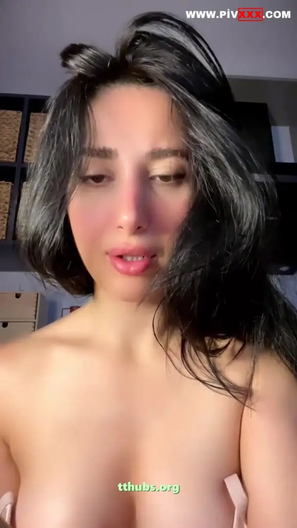 Tango Samael yayında göğüslerini okşuyor ve kalçalarını açıyor - Porno Video — Tango Samael — Türk ifşa